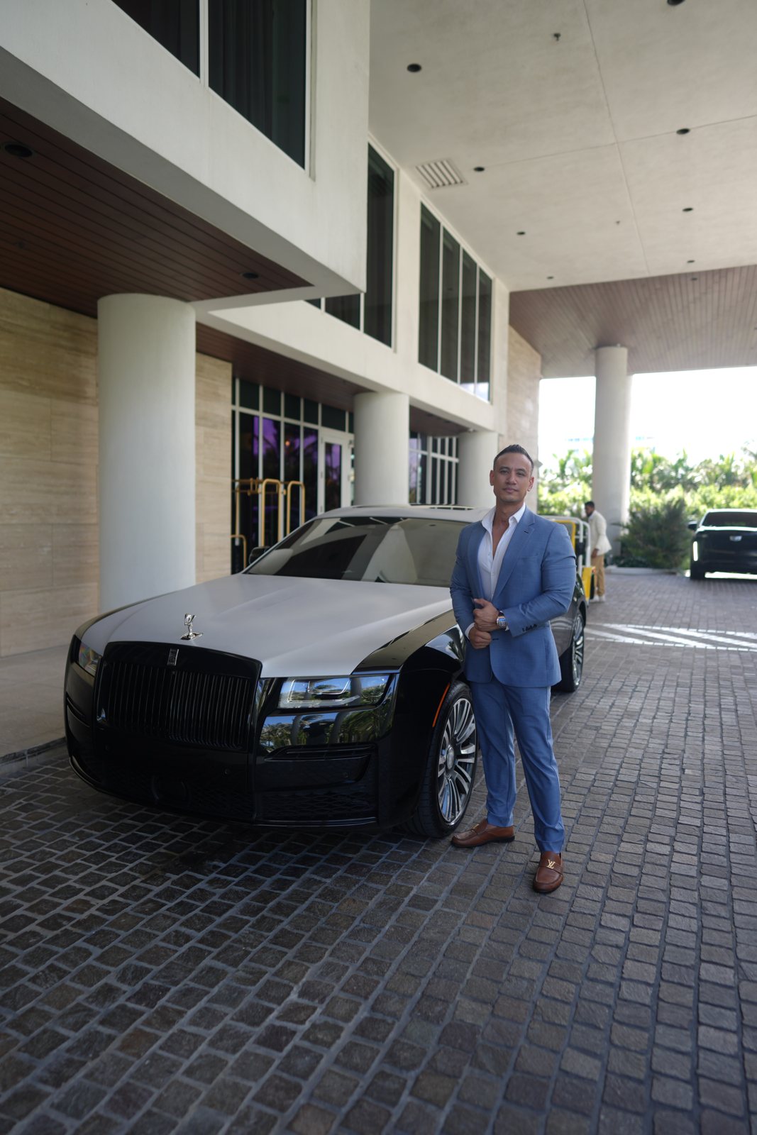 Jibrael Hindi, A Fit Lawyer, in a light-blue suit arriving at a valet